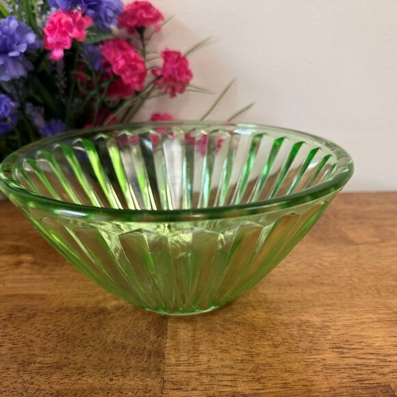 Vintage Green Depression Glass Bowl Ribbed Starburst Pattern Art Deco Style - Picture 3 of 7